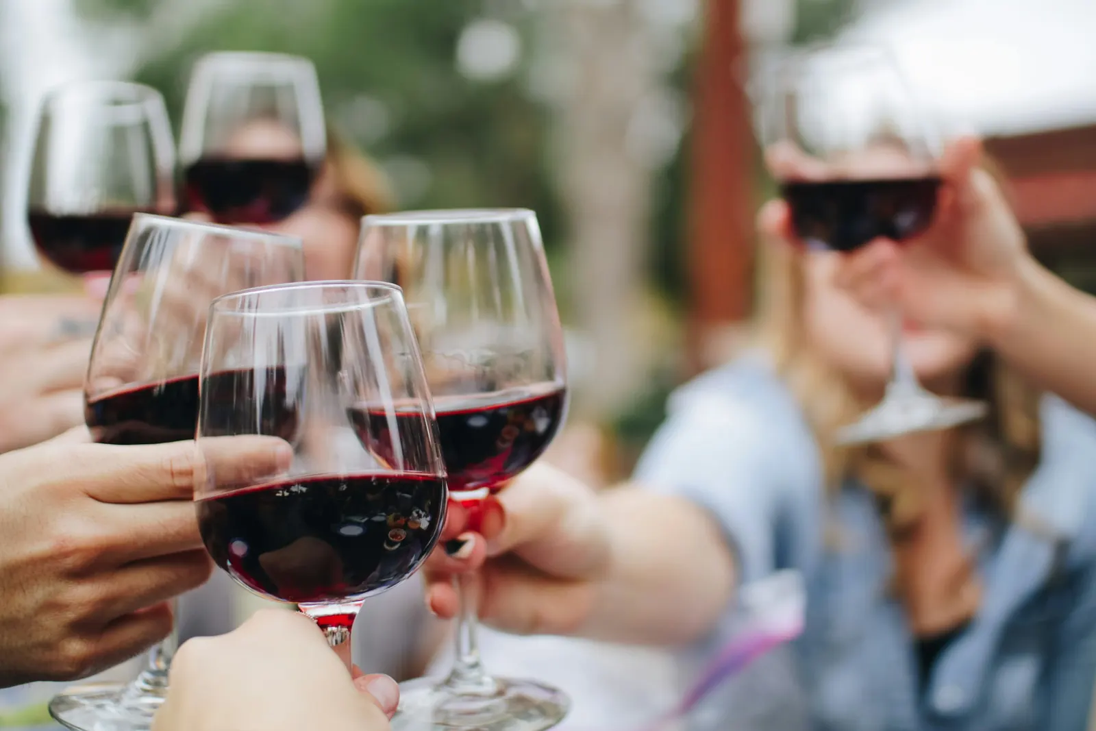 Calici di vino rosso su un tavolo di legno