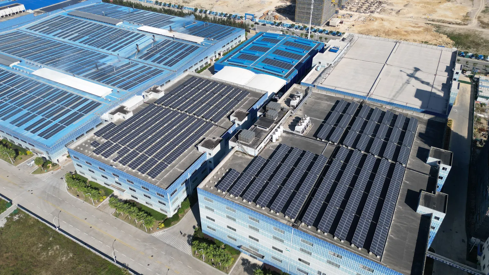 Veduta aerea di capannoni industriali con i tetti coperti di pannelli fotovoltaici