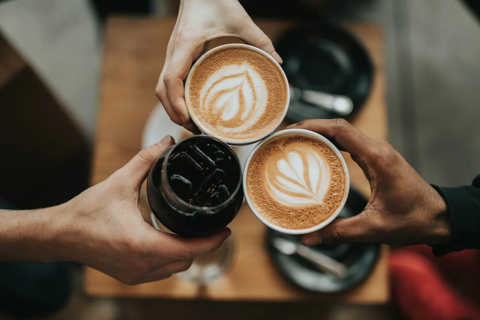 Tazze di caffè su un tavolo di caffetteria
