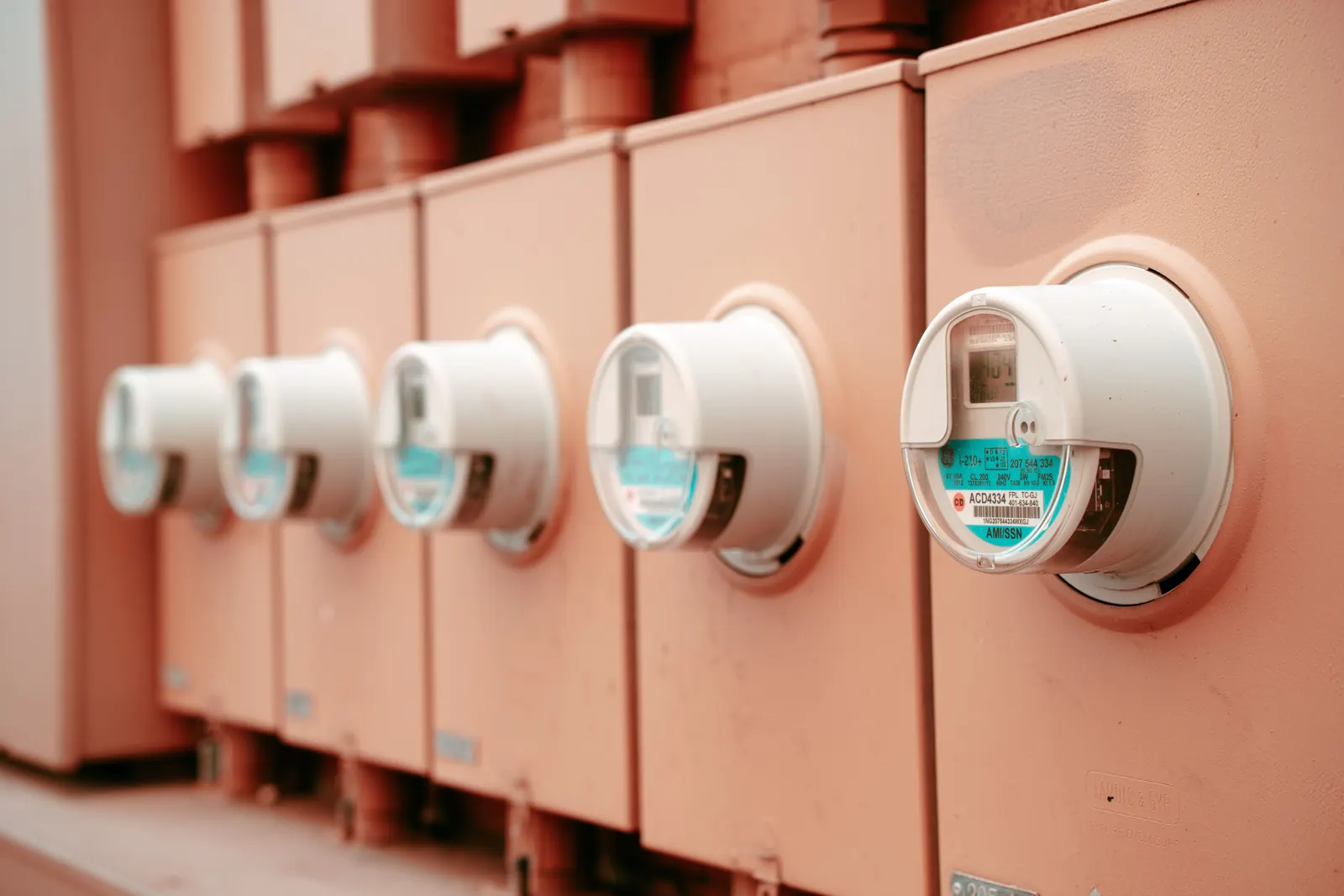 Fila di contatori elettrici industriali montati su armadi metallici