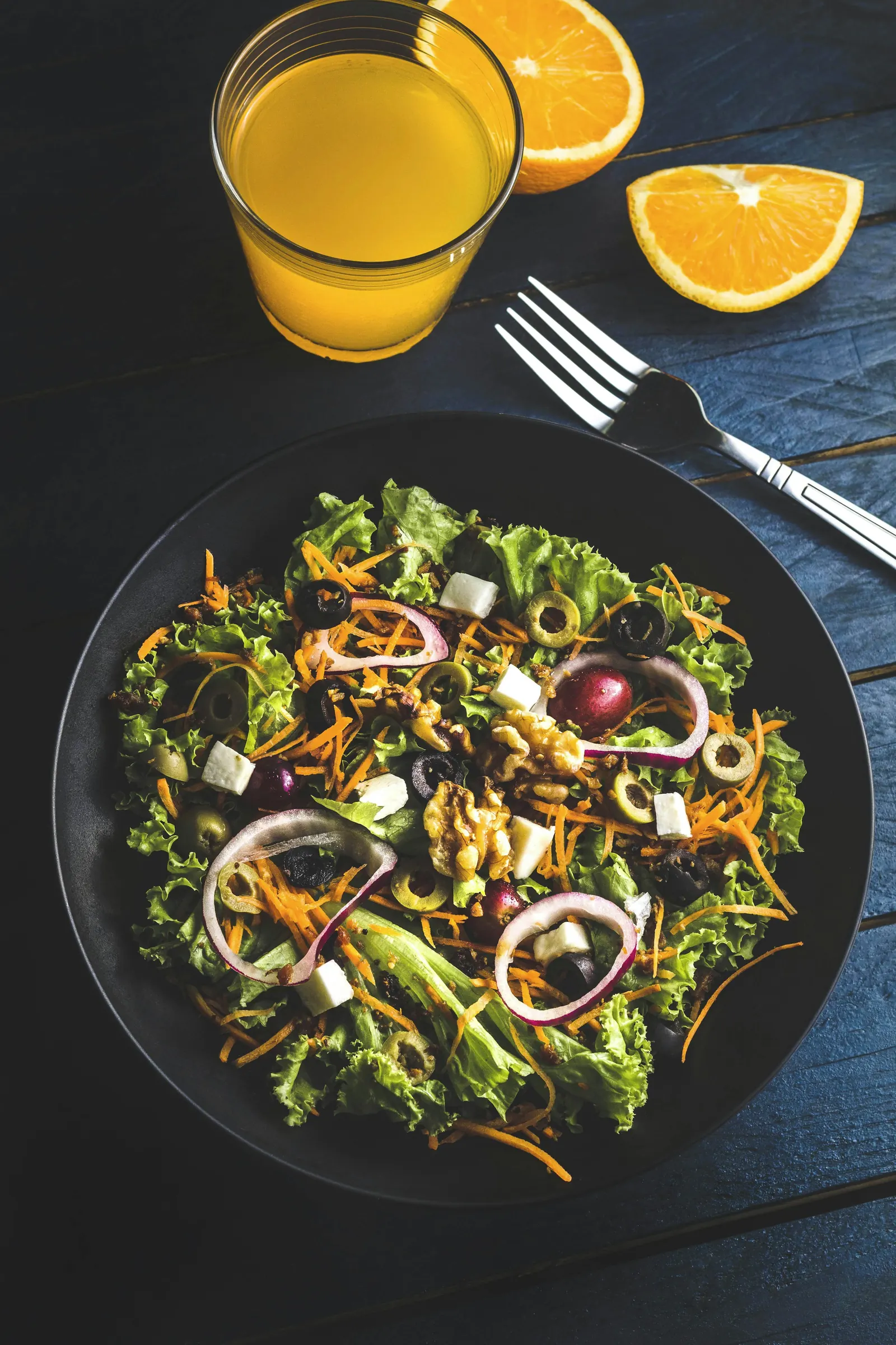 Ciotola di insalata fresca con verdure colorate
