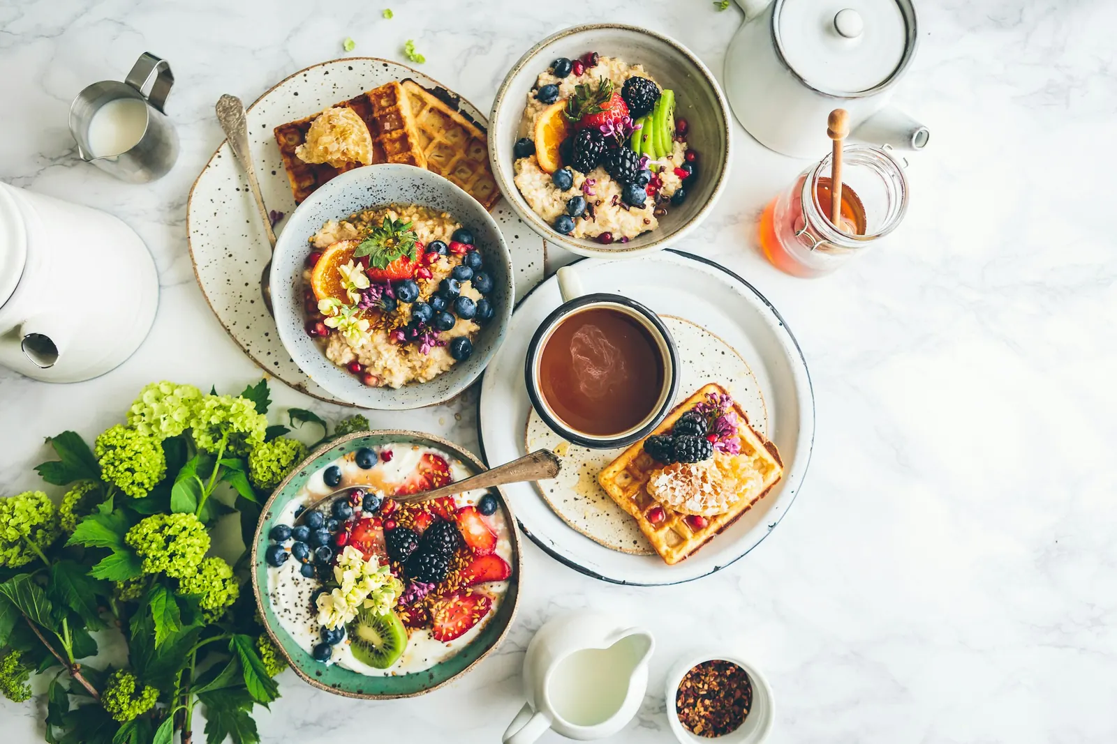 Tavolo da brunch con piatti e bevande
