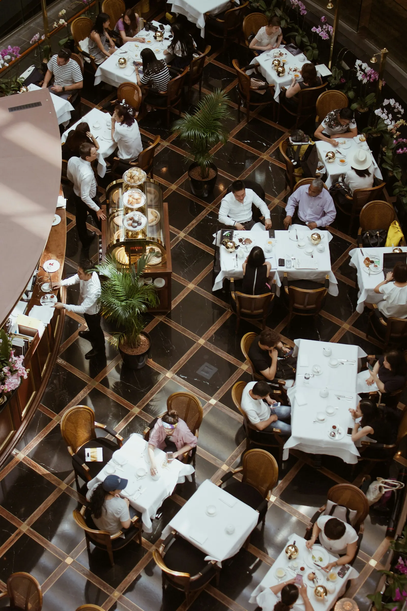 Sala ristorante con sedie e tavoli apparecchiati