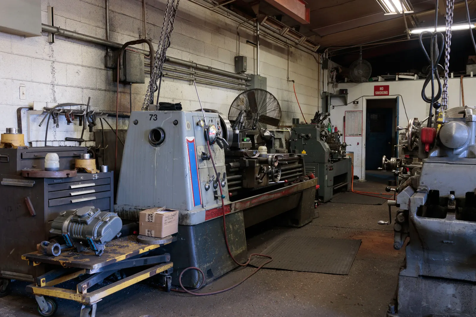 Officina meccanica con torni, macchine utensili e attrezzi da lavoro allineati