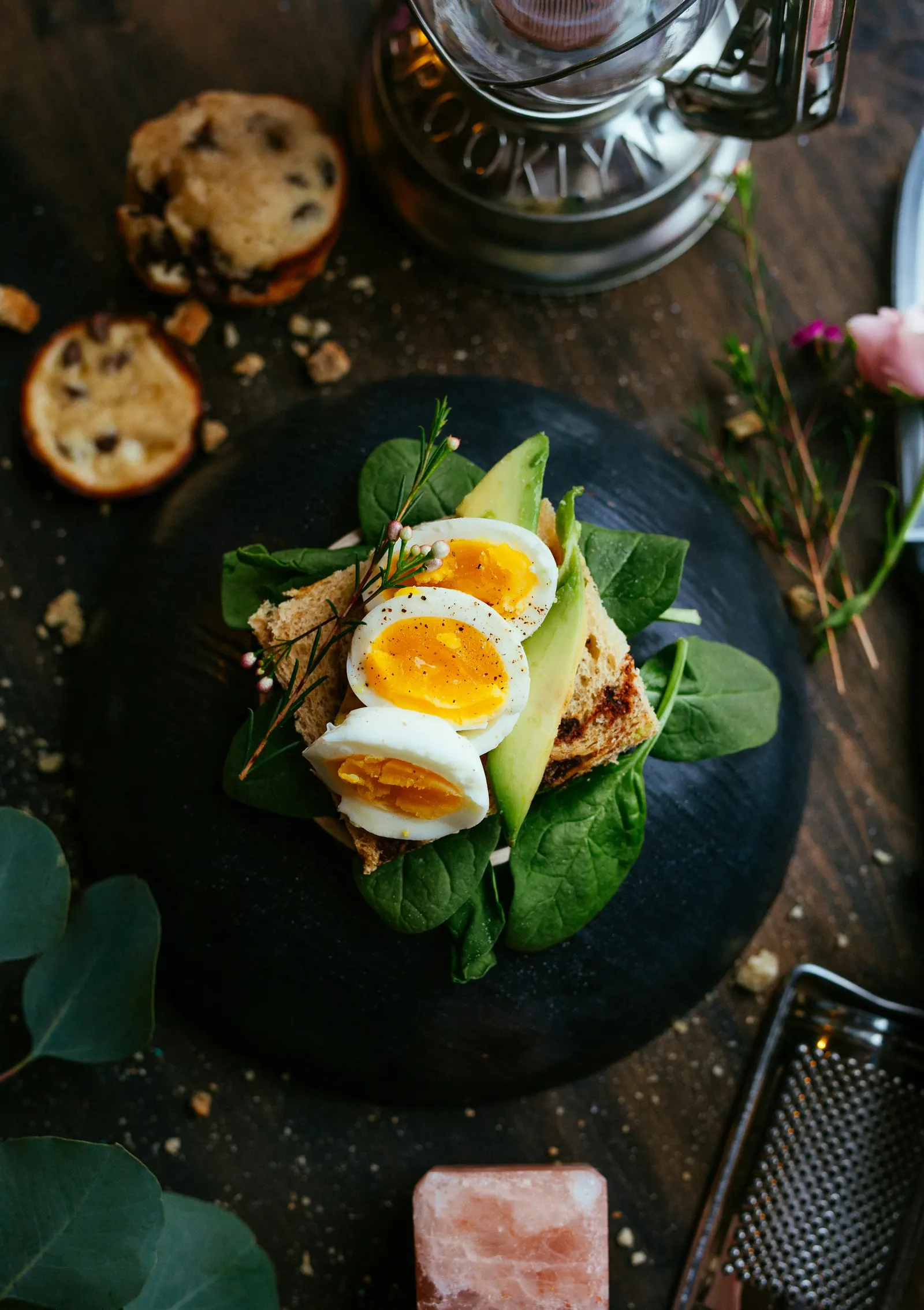 Toast con avocado e uova su piatto bianco